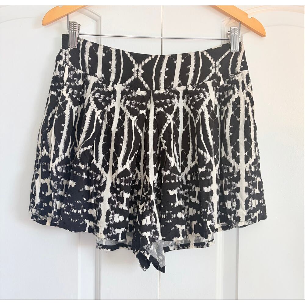 Express Black Cream Tribal Print Flowy Shorts Boho Festival Rayon Medium